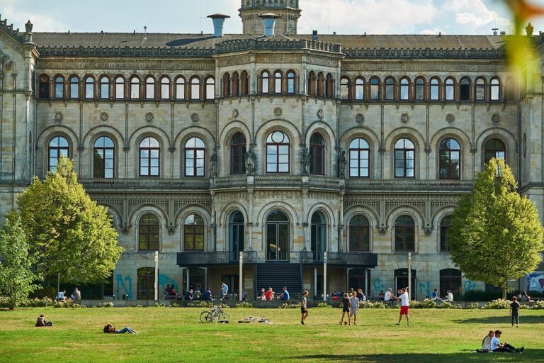 10 Universitas Terbaik di Surabaya yang Wajib Diketahui