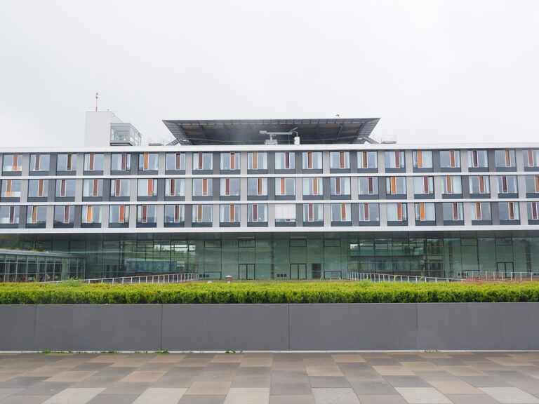 Dengan reputasi yang baik dan fasilitas yang memadai, tidak heran jika banyak siswa Indonesia memilih universitas di Malaysia sebagai destinasi untuk melanjutkan pendidikan tinggi mereka. Jadi, bagi Anda yang sedang mencari universitas yang tepat untuk melanjutkan studi, pertimbangkanlah untuk memilih universitas di Malaysia sebagai pilihan terbaik Anda.